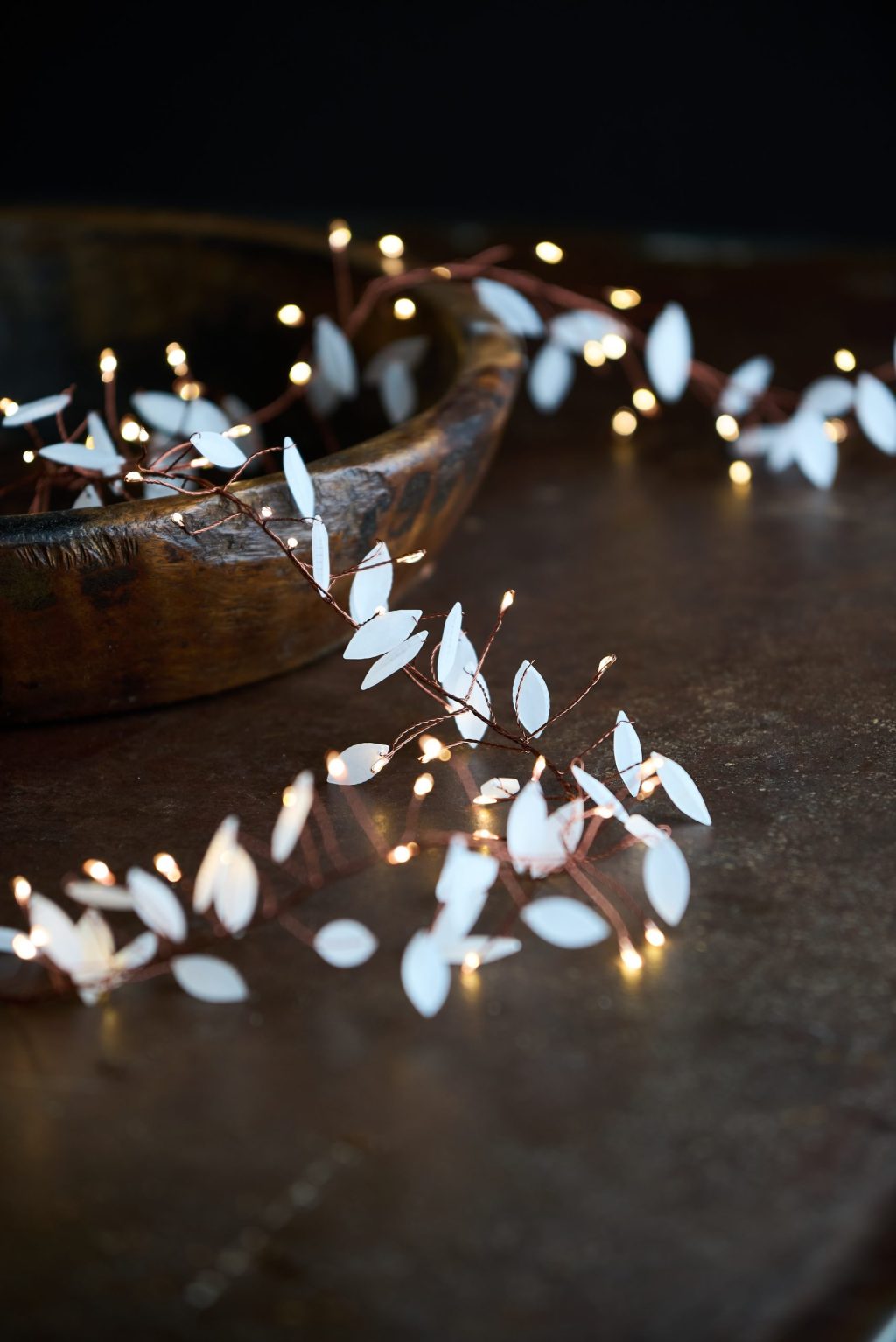 White Leaf Cluster Light Chain